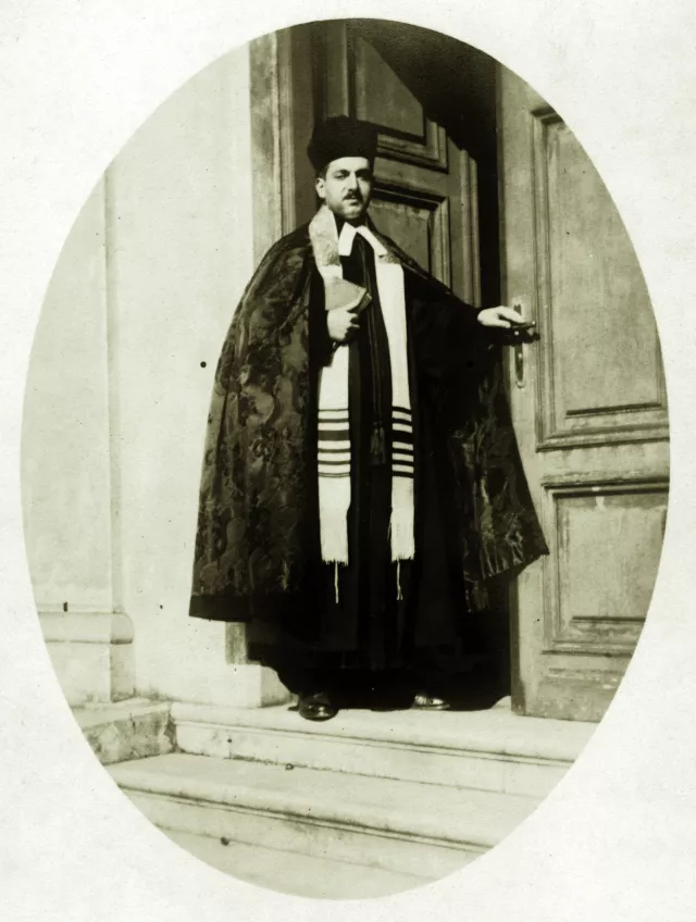 Manfred Papo in vollem Ornat in St. Pölten