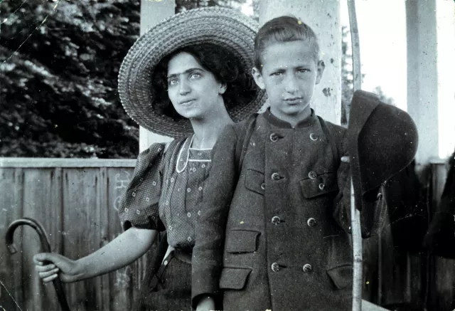 Flora Fleischer  mit einem unbekannten Burschen