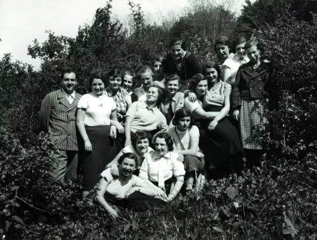 Manfred Papo mit einer Schulklasse beim Wandertag