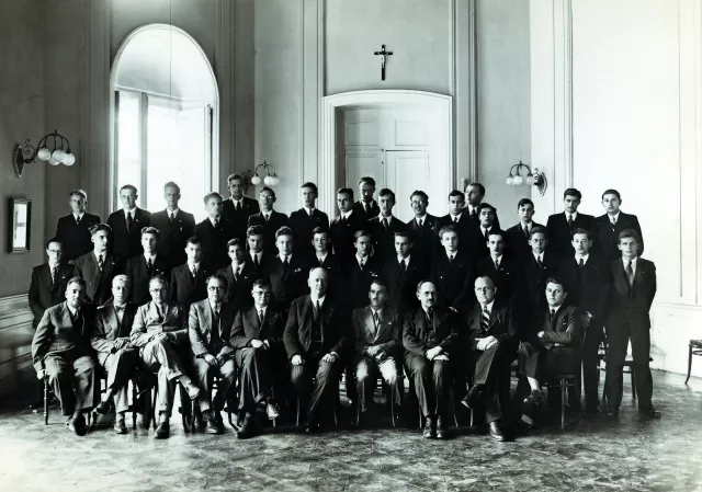 Manfred Papo als Religionsprofessor einer Maturaklasse