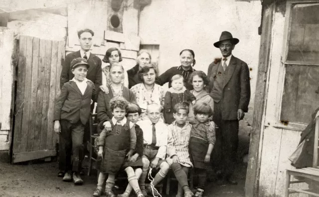 Raina Blumenfeld and her relatives Raina Blumenfeld and her relatives