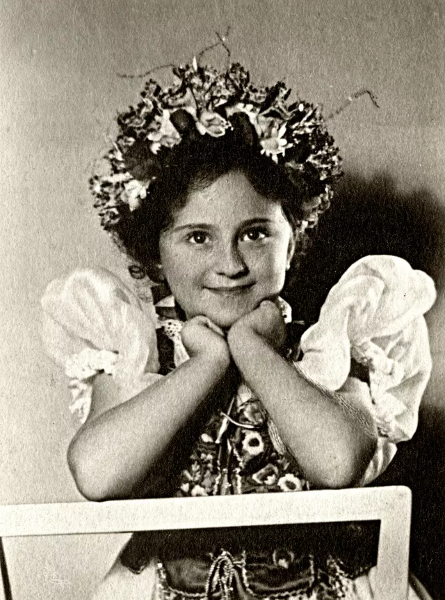 Kemény Andrásné nemzeti viseletben