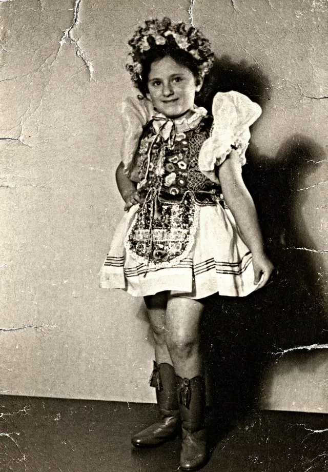 Kemény Andrásné magyar nemzeti viseletben