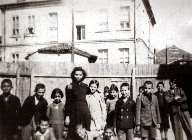 Matilda Albuhaire with her students Matilda Albuhaire with her students