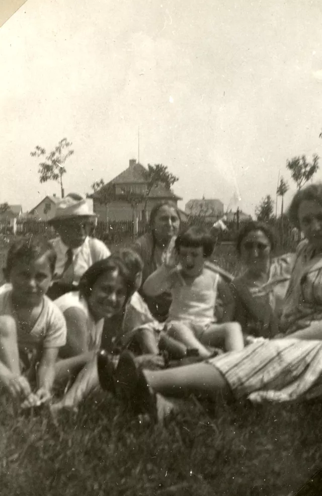 Jindrich Fantl with his family at the cottage
