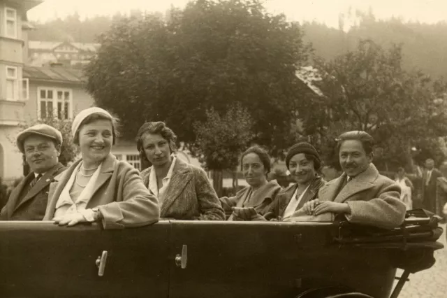 Elsa Edererova with relatives and friends
