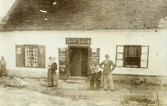 Alois and Josefina Senska with their children Alois and Josefina Senska with their children