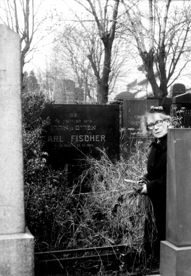 Gertruda Glasova at the grave of her parents in Jihlava