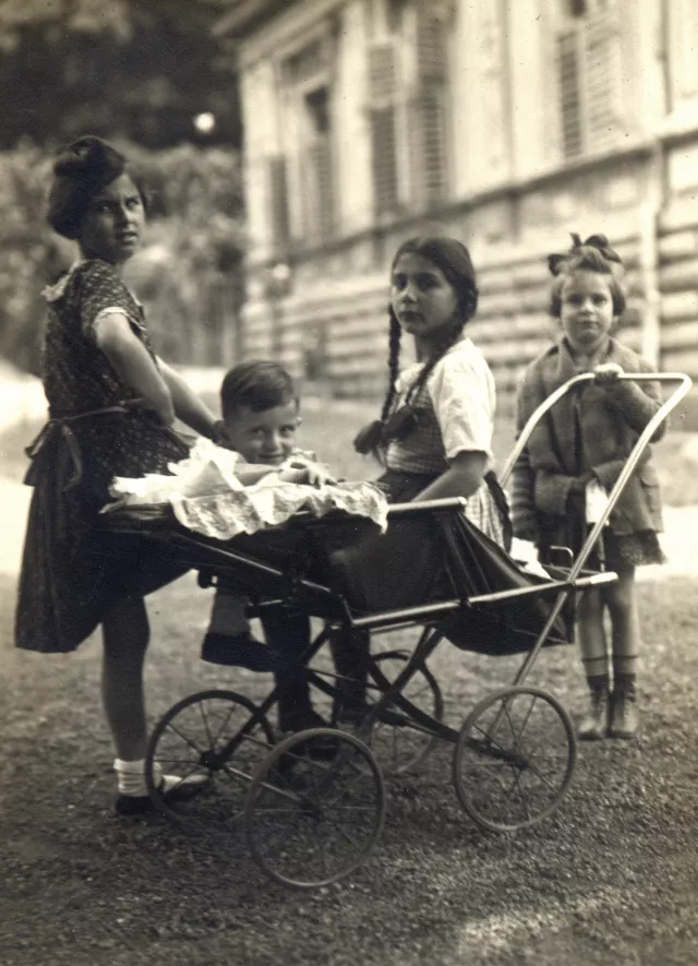 Jan Bloch with his cousins Jan Bloch with his cousins