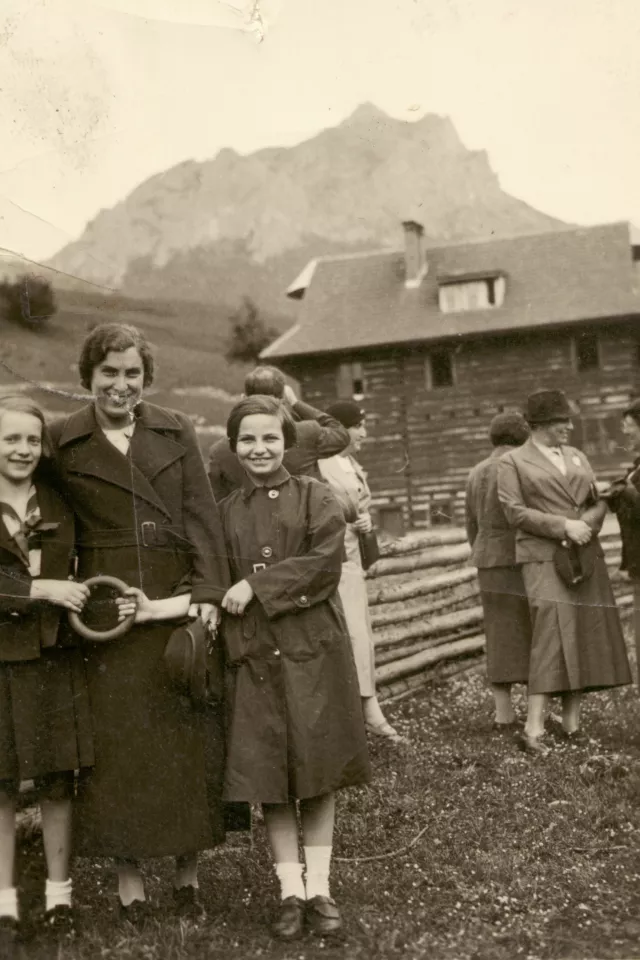 Viera Slesingerova and her friend Duca Robinsonova on a trip