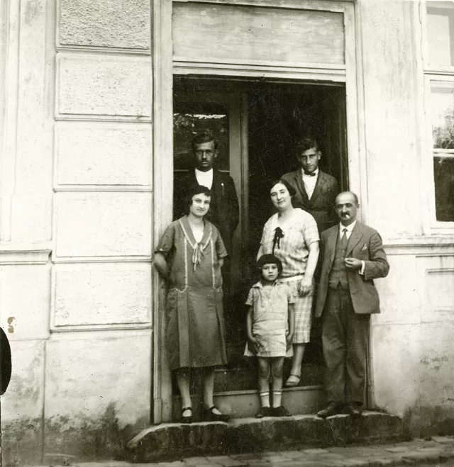 Sz. Lajosné öt évesen a szüleivel