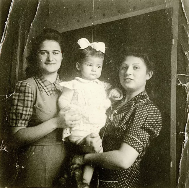 Sz. Lajosné kislányával és unokatestvérével, Kabos Verával