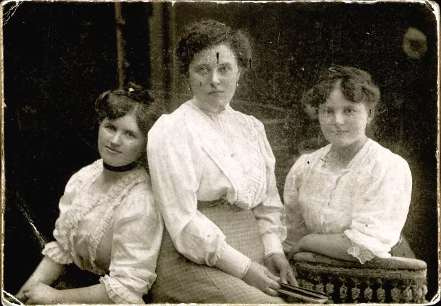 Schwarz Mórné testvérével és unokatestvérével