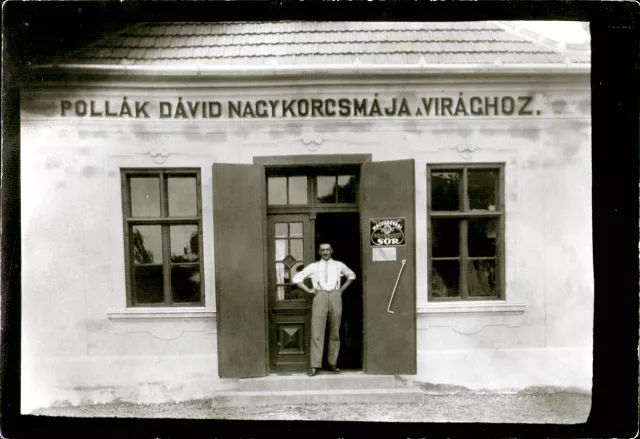 Pollák Dávid kocsmája elõtt