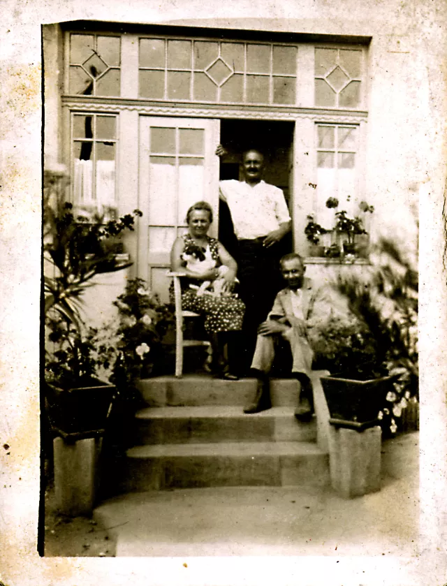 B. Á. ismerõsökkel