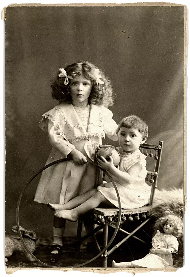 Izsák Károlyné és Biró Gyuláné kislány korukban