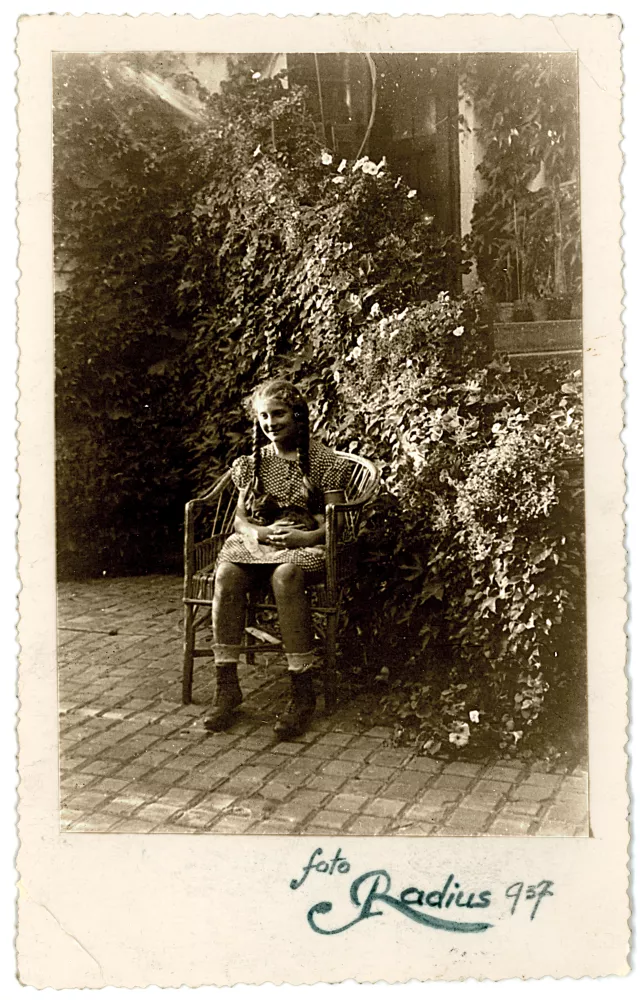 Izsák Erika a kertben