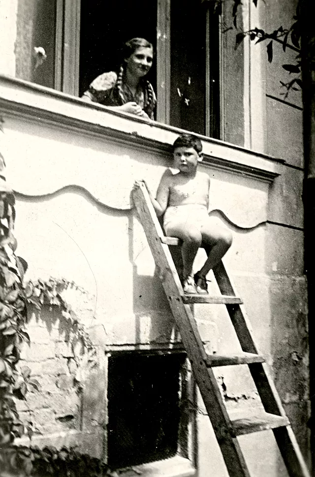 Izsák Erika és unokatestvére, Biró Tamás