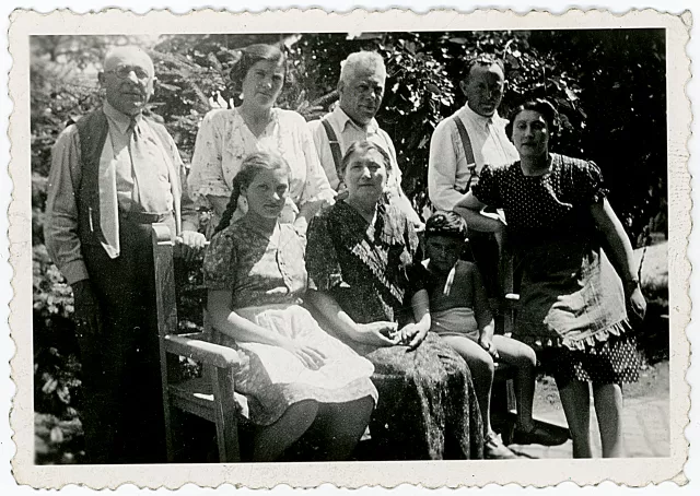 Izsák Erika és családja a kertjükben