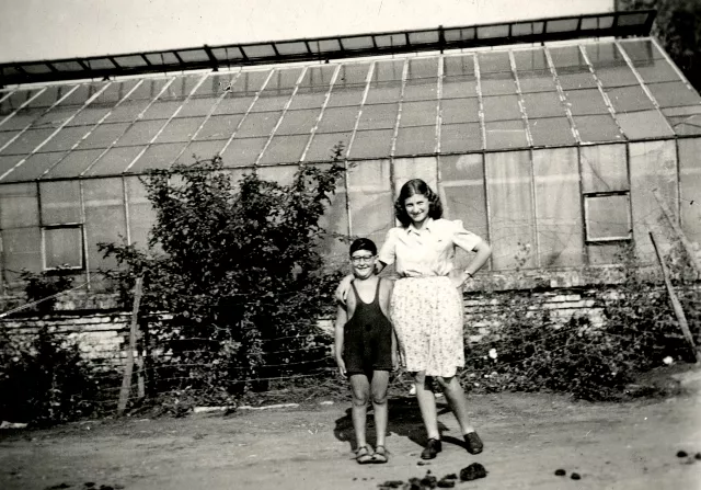 Izsák Erika és unokatestvére, Bíró Tamás a MIKÉFE telepen