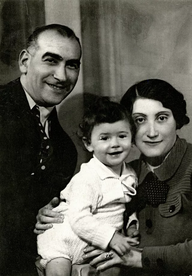 Bíró Gyula és Gyuláné a fiukkal, Tamással