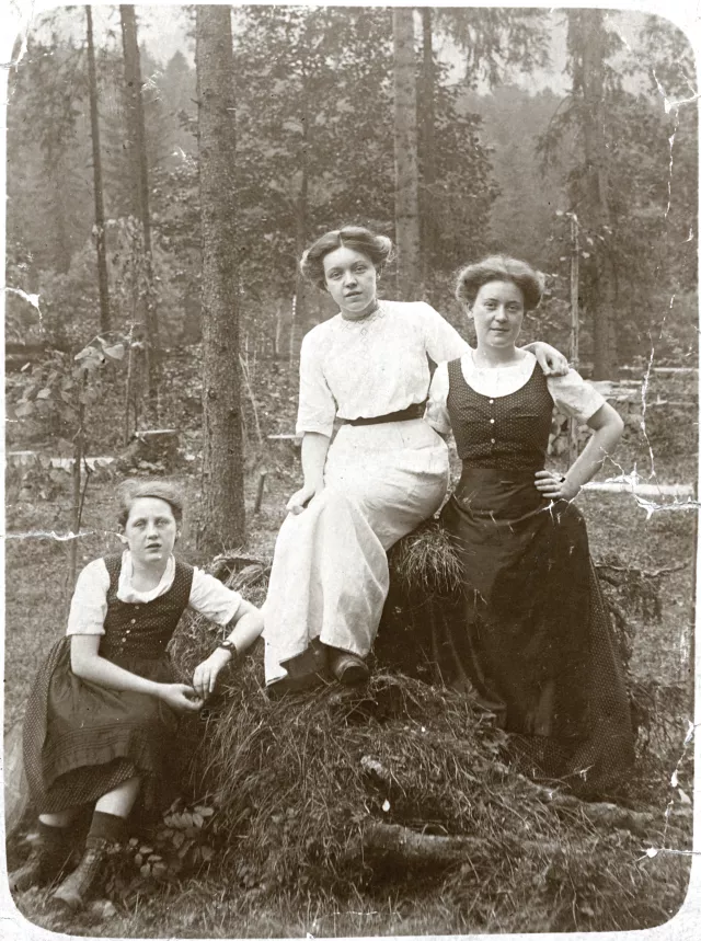 Pór Jenõné testvéreivel