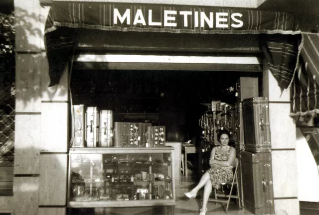 Polgár Ferencné az üzletük elõtt