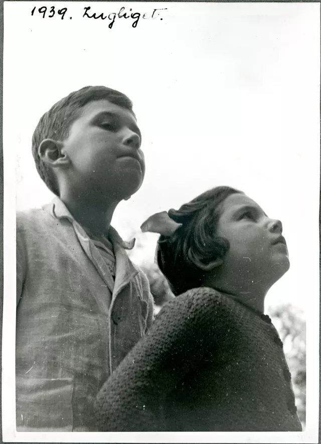 Haskó Györgyike a testvérével