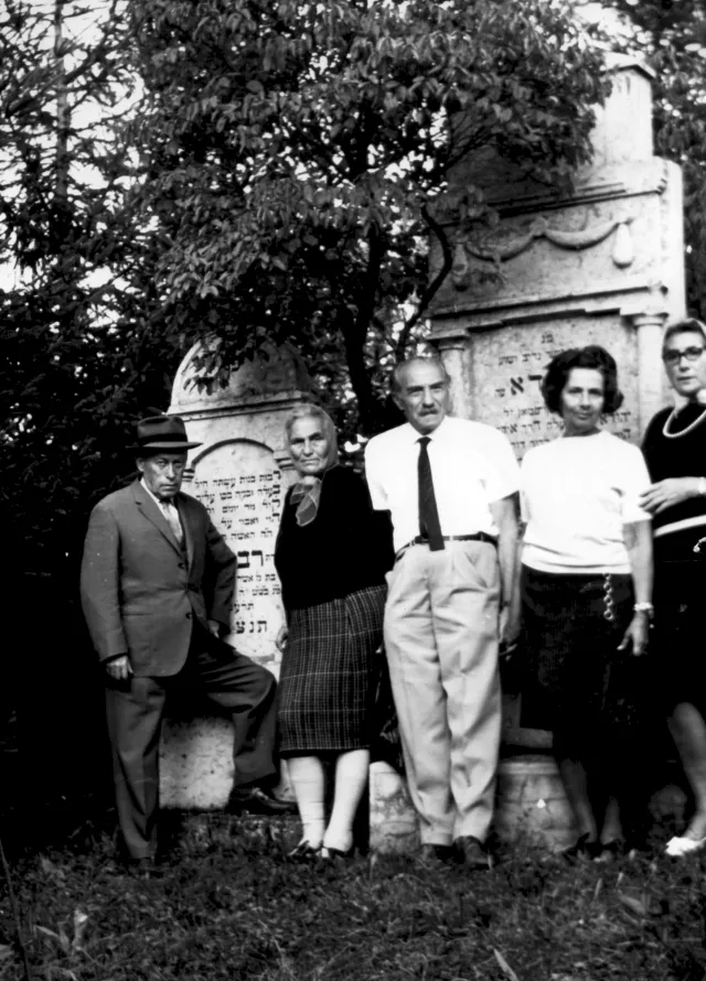 Kárpáti József és felesége a családi sírnál