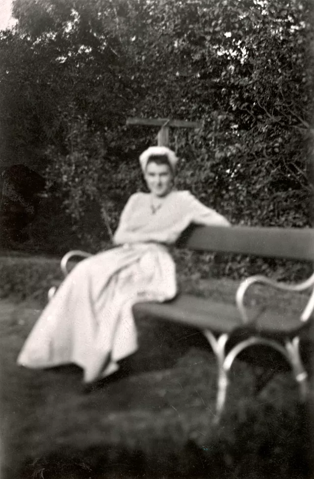 Révész Gáborné a stockholmi járványkórház kertjében Révész Gáborné a stockholmi járványkórház kertjében