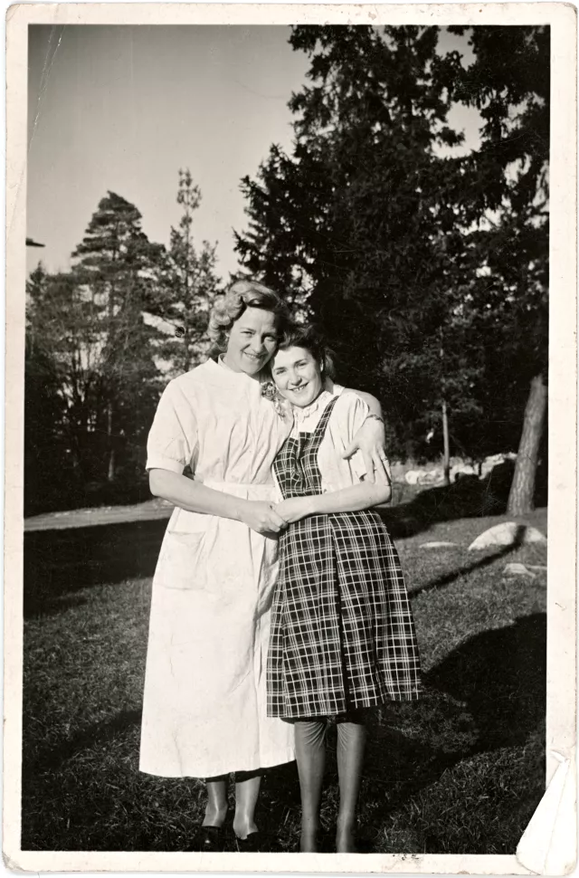 Révész Gáborné Sister Birgittával a  sigtunai kórház kertjében Révész Gáborné Sister Birgittával a  sigtunai kórház kertjében