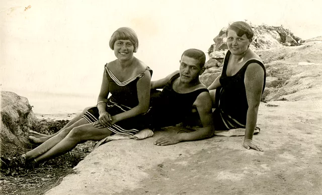 Surányi Imréné férjével és barátnõjével a Balatonon