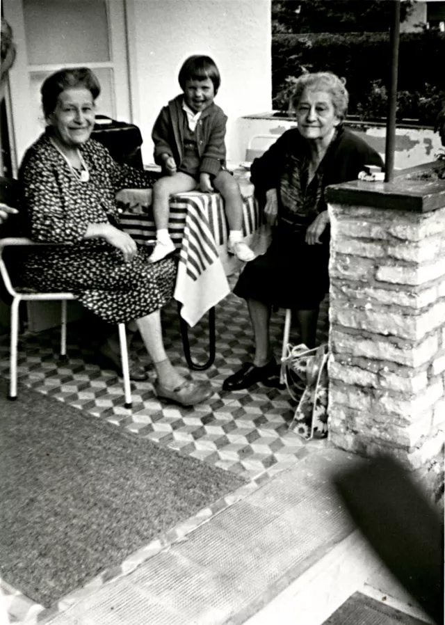 Surányi Imréné az unokájával és a húgával