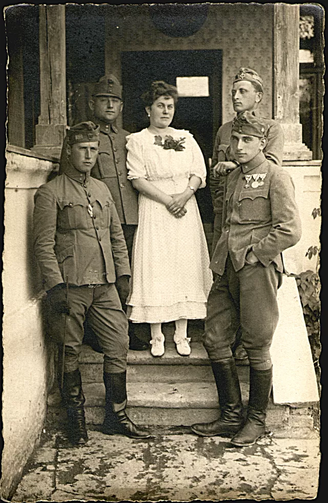 D. Tibor katonatársaival