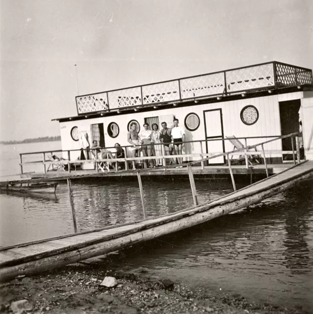 Karoly Vajda and his sister, Hedvig Endrei, on the Romai shore