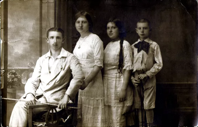 Leonora Acs and siblings