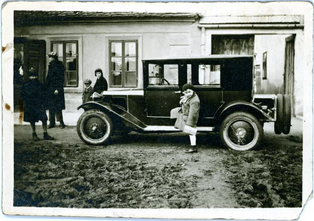 Menczel János apjának elsõ autója elõtt