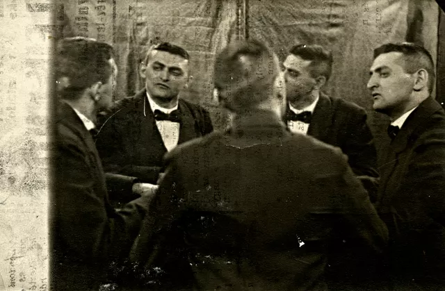 Dezsõ Árpád a kávéházban