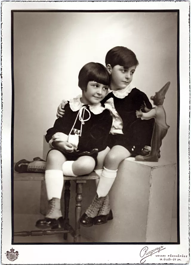 Gergely Katalin és testvére