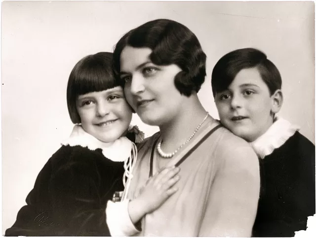 Gergely Oszkárné gyermekeivel