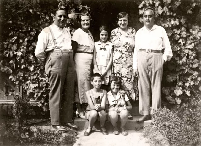 A Gergely család barátaival