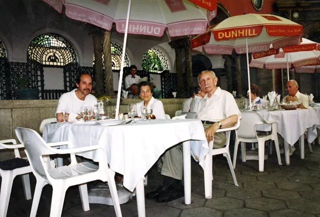 George Serebrenik George a szüleivel