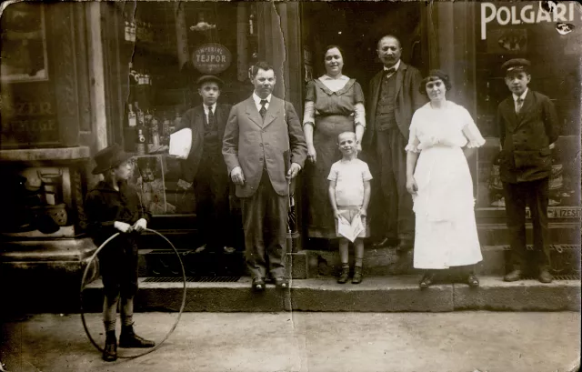 Svéd Ármin alkalmazottaival