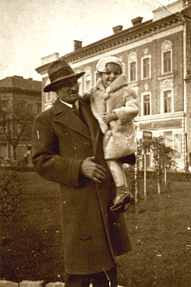 Lóránt Istvánné kislányként apjával a Rózsák terén