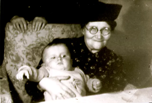 Pál Fülöpné az unokájával