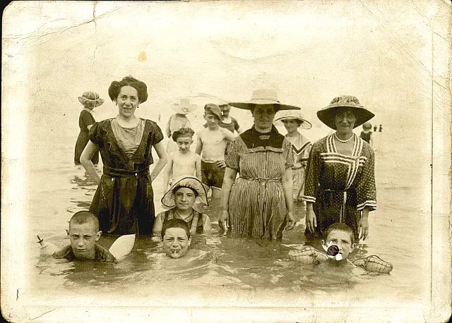 The sisters Lina, Giza and Jeta