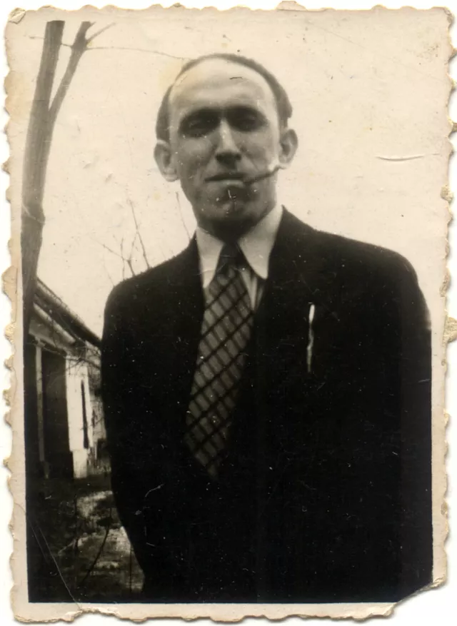 Kertész Endre cigarettával