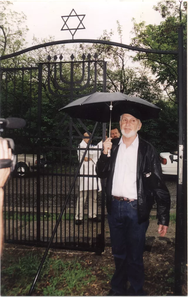 Kertész Péter a szentendrei zsidó temetõ bejáratánál Kertész Péter a szentendrei zsidó temetõ bejáratánál