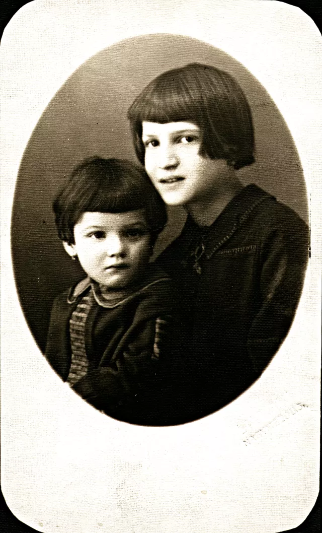 Az ötéves Gazda Tamásné Klára nõvérével