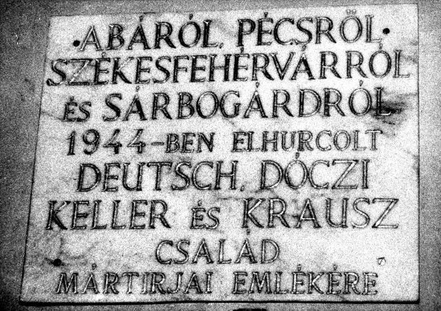 Emléktábla az elpuszult családtagoknak